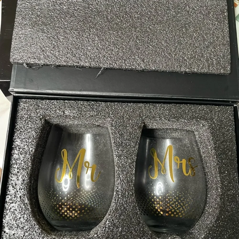 Gold 'Mr & Mrs' Stemless Wine Glasses